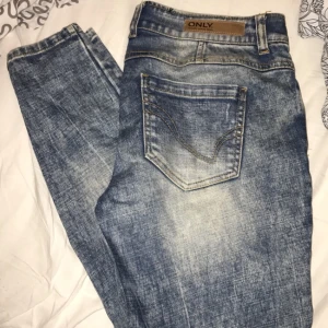  - Sparsamt använda jeans från vero Moda i storlek 29/34, lågmidjade boyfriend jeans med 3 knappar fram