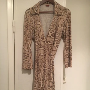  - Omlottklänning i bomull från Vera Velour of Sweden, med 70-talskrage!