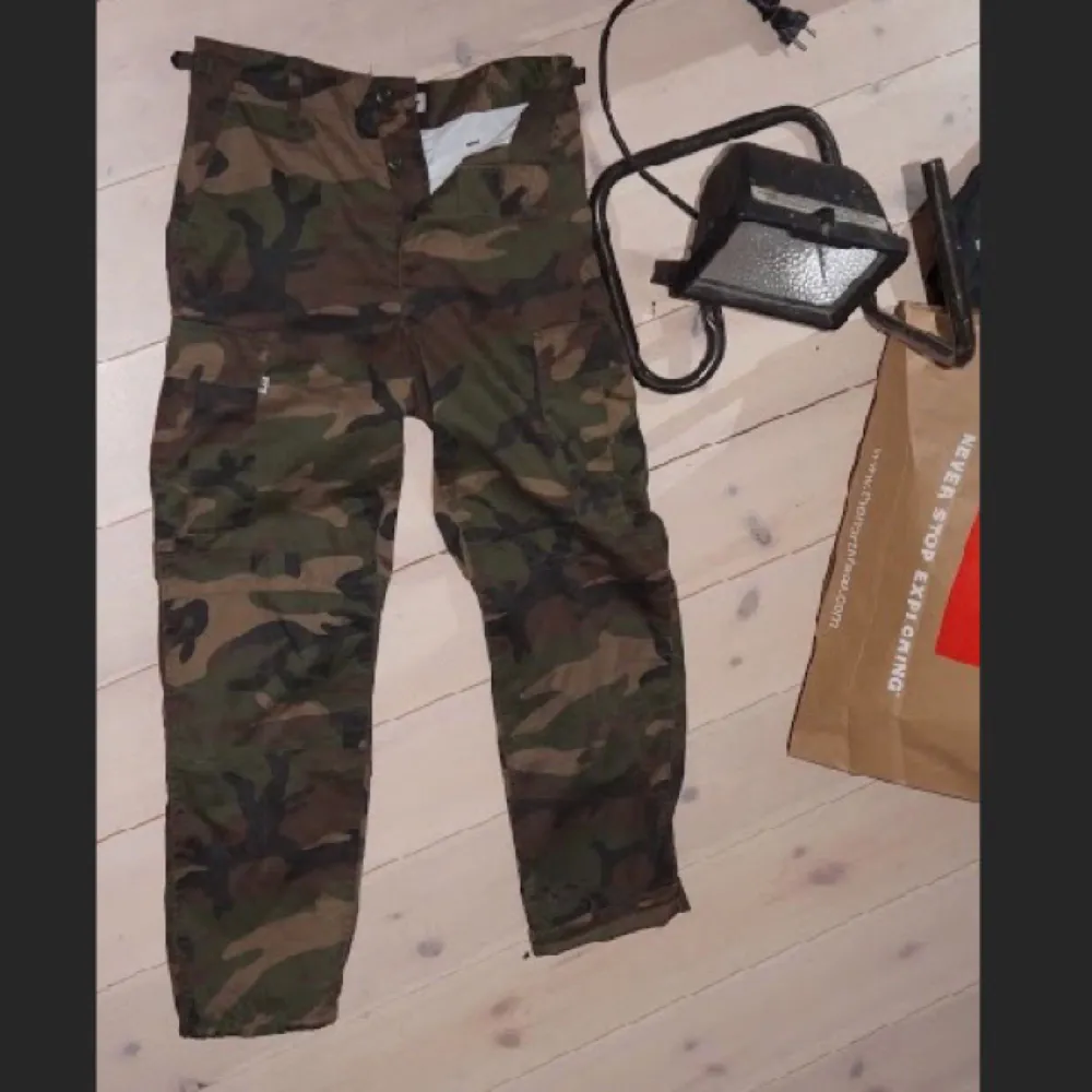 Militärbyxor köpta för 1 månad sedan i Berlin på sekonhand, . Jeans & Byxor.