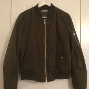  - Bomberjacka i perfekt skick. Passar nog storlek S-M, jag på bilden är en S men det står M i jackan. Kan mötas upp i Stockholm eller Linköping, annars tillkommer frakt💕