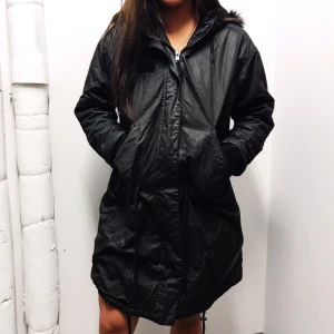  - Vinter parkas från Monki med huva (fejk pälsen på huvan är avtagbar) i storlek XS (passar även S) säljes för 200kr, frakt tillkommer. (Kan även mötas upp i Malmö) Jackan är i mycket fint skick. Betalning sker via swish. 