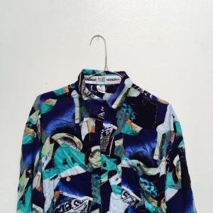  - Passar S - L beroende på vilken passform, är själv M och den sitter som en lössittande skjorta 