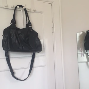  - Svart skinn väska (inte äkta skinn) med axelrem! Som ny🌸 frakt betalas av köparen
