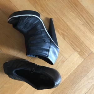  - Skor ifrån Din Sko. Aldrig använda. Har legat nerpackade och fått några märken på sidan av ena skon. Jag betalar frakt och har swish
