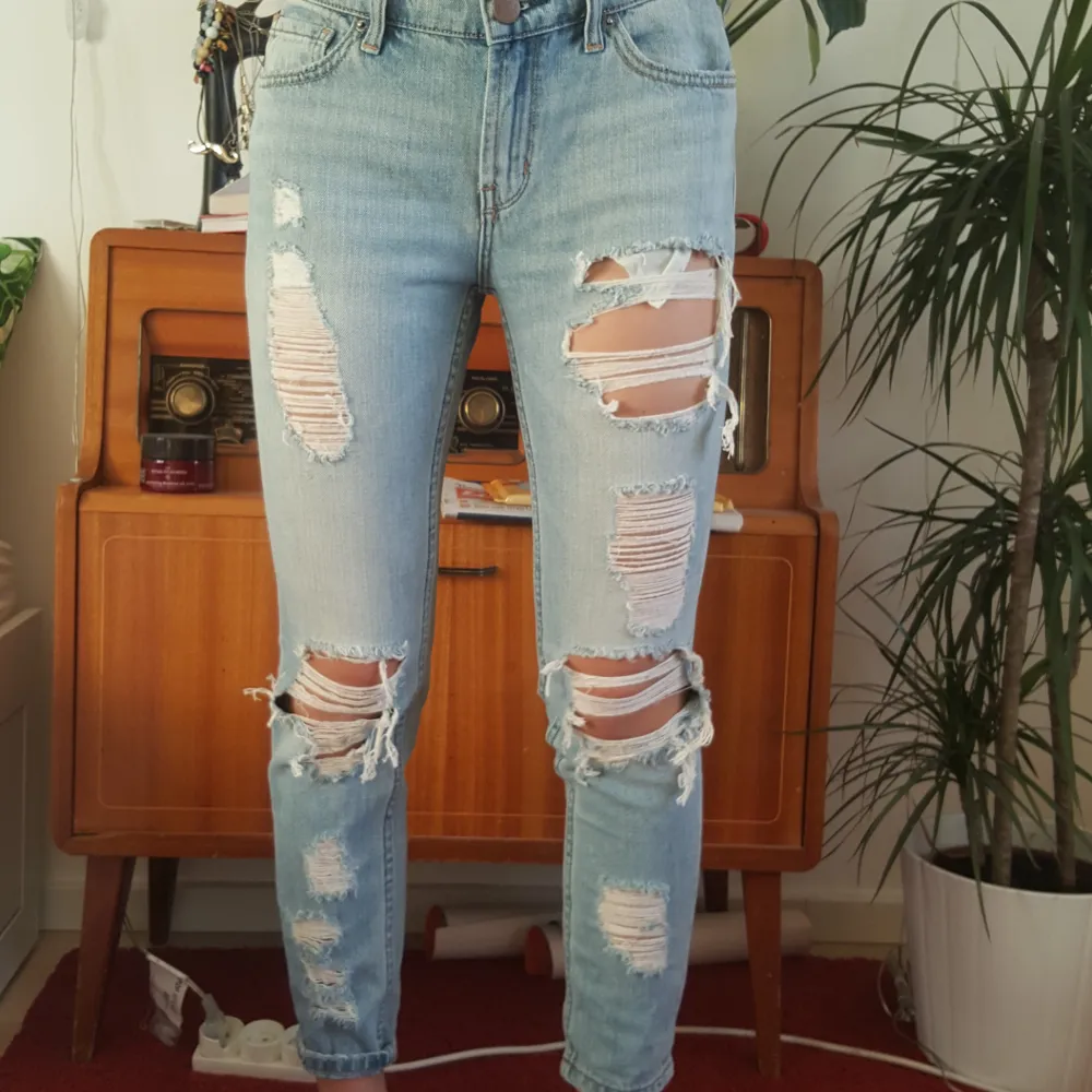 Slitna boyfriendjeans från Urban Outfitters som är tajta i modellen. Köpta för 600 kr och i mycket gott skick då de endast är använda ett fåtal gånger. . Jeans & Byxor.