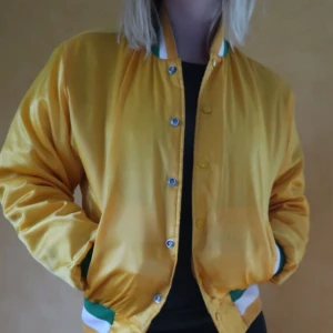  - Sjuuk jacka köpt på second hand! Använd mycket men fortfarande i bra skick! Lite mörkar fläckar som kom från tidigare ägare men de syns inte på håll! Väldigt prisvärd.