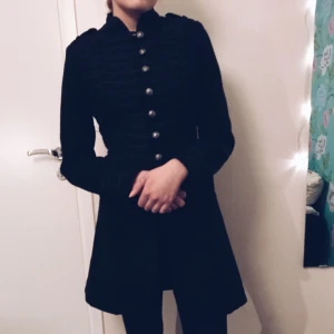  - Alternativ kappa med korsett i ryggen, använd två gånger och är i nyskick. Köpt på någon affär i London som jag inte minns namnet på. Köparen står för frakt! (FINNS UTE PÅ FLERA SIDOR) 