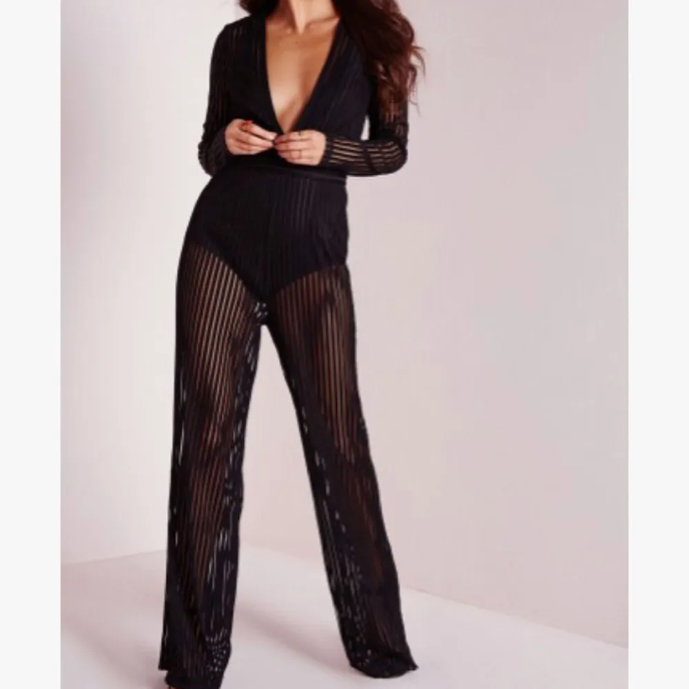 Världens snyggste jumpsuit från Missguided! Randig med hälften av ränderna i mesh. Isydd body, blixtlås baktill. I bra skick utom två små hål baktill på låret (se tredje bilden). Kan lagas själv eller av skräddare. Då jumpsuiten är randig blir en lagning inte så framträdande. Säljes då den tyvärr blivit för liten för mig. Passar storlek 36/en liten 38a.. Övrigt.