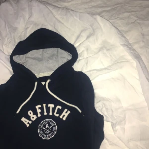  - Marinblå hoodie från Abercrombie and Fitch. Jättemysig!! Kan frakta men möts helst i Sthlm🦋