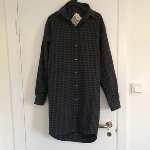  - Superfin, varm skjortklänning från BACK by Ann-Sofie Back - perfekt under höstvintern! 100% ull. Säljer den eftersom den tyvärr är för liten för mig 🥀   Klänningen kan "hänga löst" men kan också knäppas i midjan (se tredje bilden). 