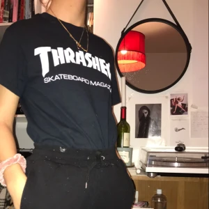  - 🎱Basic Trasher t-shirt🎱 Skick: lite lätt urtvättad men för övrigt som ny  Köparen står för frakten  