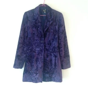  - En glammig sammetskavaj I lila krossad sammet, lite längre modell och ganska snäv Ger en väldigt "glamrock-känsla" Handtvätt och made in Italy