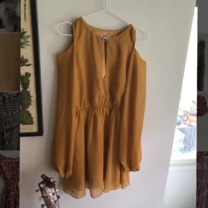  - Senapsgul klänning köpt på Nelly.se. Sparsamt använd men har dock 2 små fläckar (se bild 3) som kan gå bort i tvätten. Materialet är chiffong med en glansig underkjol. Hällor för skärp finns :) kan mötas upp i Uppsala, annars betalar köparen frakten. 