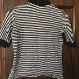  - T shirt med turtleneck från monki