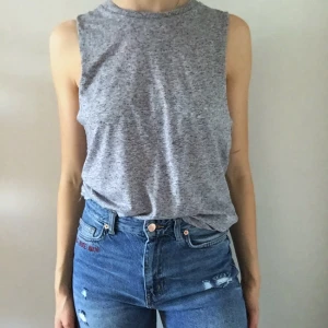  - Baslinne med breda axlar och djupa öppningar i ärmarna