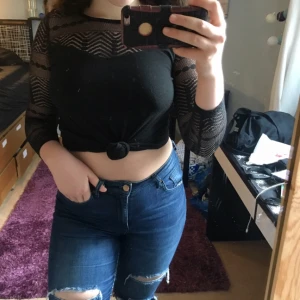  - En svart tröja från Chiquelle i bra skick Storleken är M men borde även passa en person som har S i storlek