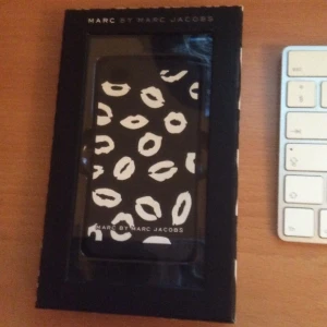  - Som nytt skal i silikon från kända Marc Jacobs! endast testat efter köp då jag kort därefter bytte telefon. Nypris 300 SEK. Passar iPhone 5 samt 5S ej SE