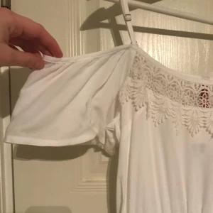  - En kort vit klänning från hm. Med reglerbara axelband