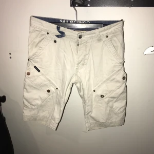  - Beiga shorts från märket Sail Racing. Med många rymliga fickor! Hör av dig om du undrar något, priset är förhandlingsbart! 