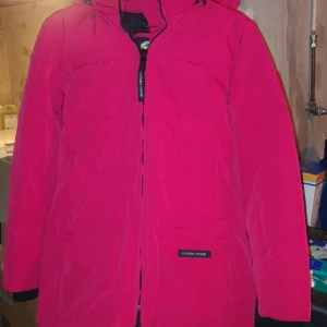  - Nästan ny Canada goose jacka endast använd ett få tal gånger, färgen passa mig ej. Jag skulle kalla färgen lite hallon röd jag tycker inte jackan är knall röd/sport röd... Den har en fläck vid ena fickan försökte ta kort på den, tror jag råkat dra den mot min bil. Så vanlig smuts som går bort. Min torktumlare har gått sönder så jag vågar inte tvätta den, men som jag skrev högre upp endast använd få gånger.    Obs! Jag står ej för postens misstag, ersätter ej skadad eller borttappad vara, titta på alla bilder innan du lägger bud, ditt bud är bindande tänk på detta.  Vid vunnen aktion ska pengarna betalas senast tre dagar efter avslutad aktion.  Jag skickar alla mina paket på måndagar, självklart går det bra att samfrakta flera varor ifall du vinnit fler, men då måste jag få information om det.  Köparen står för frakten.   Jag tar swish eller överföringen till konto    Mvh    