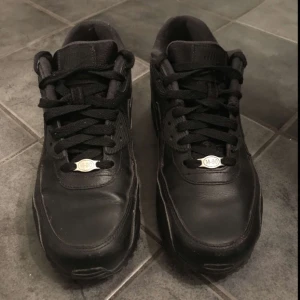  - Säljer mina Nike air Max 90 leather, använt fåtal gånger och inget synligt slitage.  Nypris 1400kr  Strl 40,5 (25,5cm) 