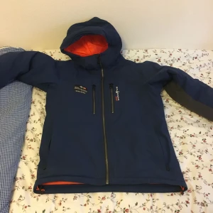  - Hej! Har en varm sail racing jacka i nyskick som jag vill byta mot Parajumpers right hand storlek S/M. Spelar ingen roll vilken färg det är och lägger självklart pengar imellan! (Nypris är 4999kr)