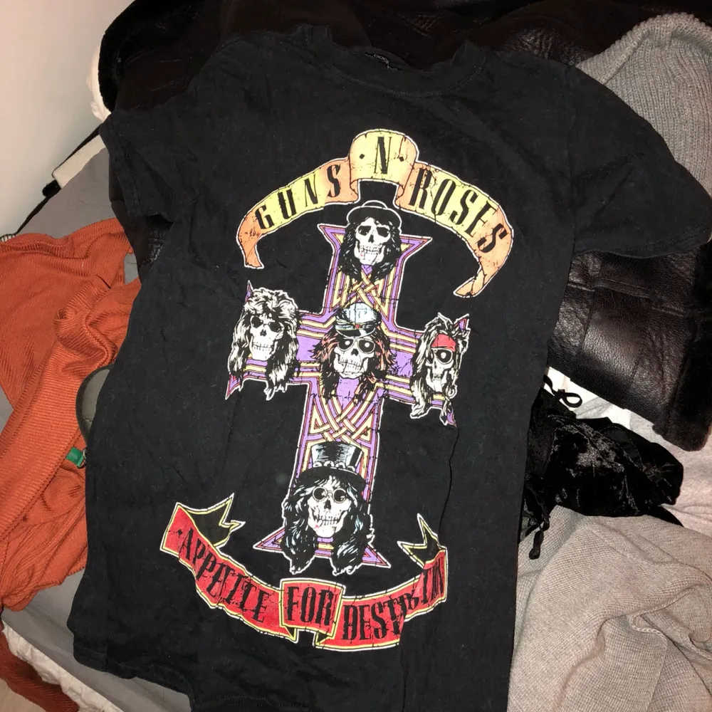 T-shirt Guns and roses. Spräcklig grå färg. Rätt så ny och i jätte bra skick! . Toppar.