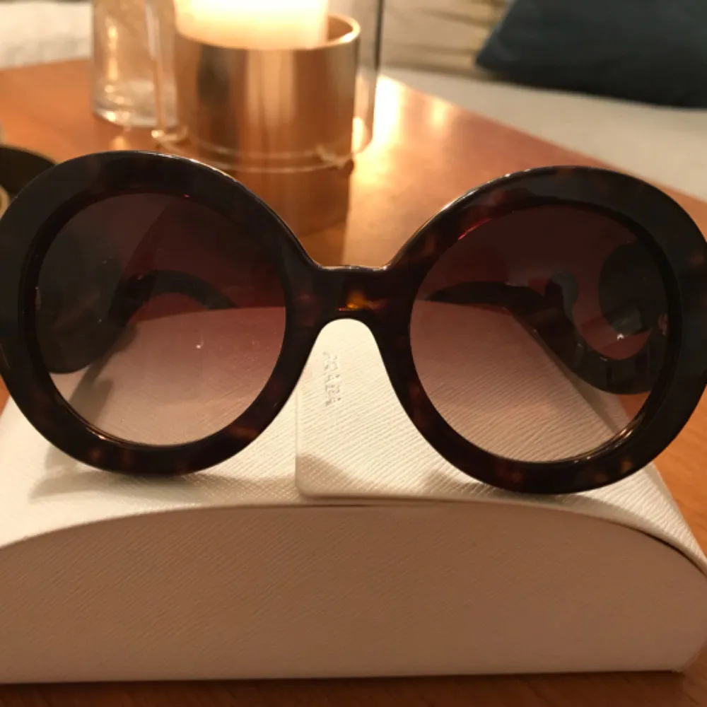 Äkta solglasögon från Prada nypris 2345:- . Accessoarer.