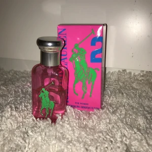  - Ungefär 30ml kvar en parfym från Ralph lauren använda inte pga fick en ny annan parfym i present 
