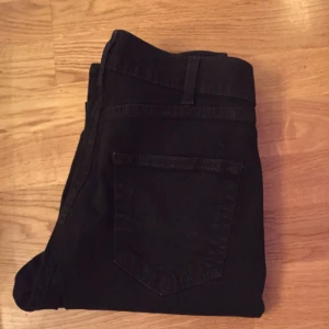  - Nya byxor, high Waist, en aning stretchiga.