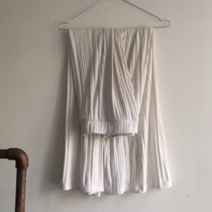  - Vita byxor från Monki!