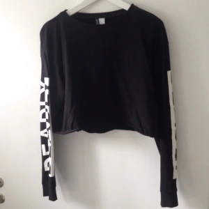  - Avklippt tröja. Knappt använd. Strl L, men tycker att den är mer som S-M, beroende på hur man vill att den ska sitta. Kan mötas upp eller skicka. ✨