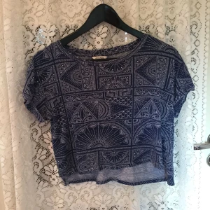 - Jättefin blå croptop från Monki! Funkar även för S kanske M men blir nog ganska kort då, men det är ju en smaksak! Fint skick. Köparen står för frakt 💘