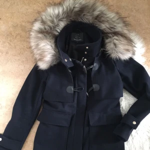  - Säljer nu min älskade kappa i storlek S. Sänkt pris från 500 till 400kr. Den har en supermysig och stor päls. Fler bilder kan tas på pälsen! Kappan har en väldigt mörkblå färg. Kappan är varm och perfekt innan vintern  Obs! Inga skambud tack. Kan självklart frakta kappan! 