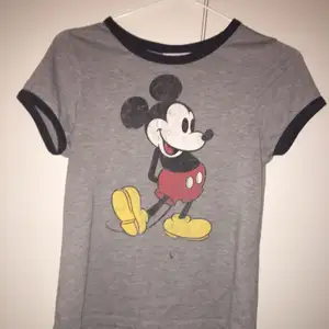 Disney tröja från Bikbok. Nypris 200-300 Priset +frakt 