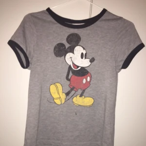  - Disney tröja från Bikbok. Nypris 200-300 Priset +frakt 