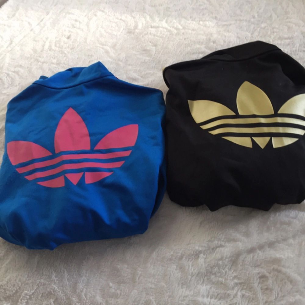 Säljer mina Adidas hoodies. De kostar 200kr var men om du köper båda får du båda för 350kr.  Betalning: swich Frakt: 50kr  . Huvtröjor & Träningströjor.