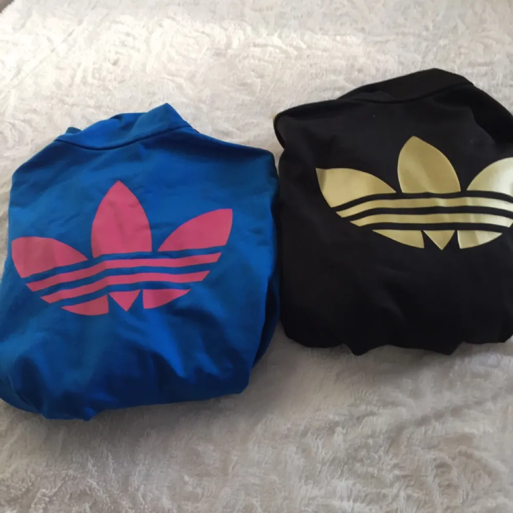 Säljer mina Adidas hoodies. De kostar 200kr var men om du köper båda får du båda för 350kr.  Betalning: swich Frakt: 50kr  . Hoodies.