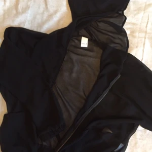  - Snygg transparent tröja/kofta med dragkedja och luva! 50kr pp🌸