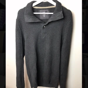  - Mysig stickad tröja, perfekt för en kall dag! Hör av dig för ytterligare bilder eller frågor :)