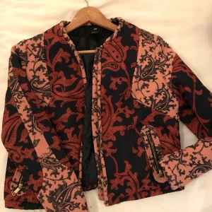  - Snygg bomberjacka, knappt använd. Lite vadderad så perfekt nu i höst!