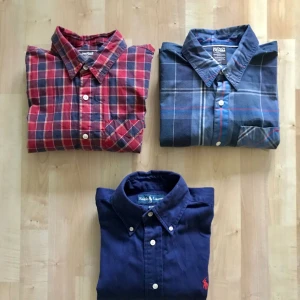  - A Navy Blue Ralph Lauren shirt in good condition, seldom worn. size S  Two Hilfiger Denim shirts in good condition, seldom worn. Size S.  Selling as a package for 400kr
