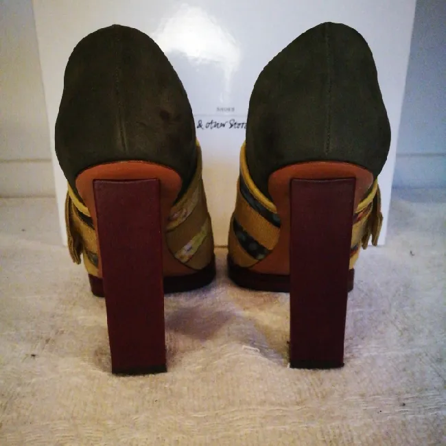 Vey funky pair of leather heels made in Italy. They're fun and very comfortable to wear. The pair has been worn 2 times only so they're in a very good condition minus a small defect on the inner lining of the heel which is not even visible. This pair brightens up any outfit!. Skor.