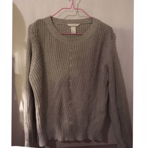  - En tröja från H&M i storlek small med intressant strukturmönster. Ljust grön i färgen. Sparsamt använd. 
