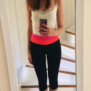  - Jättesköna träningsbyxer som jag nu säljer för att jag använder de lika mycket som mitt gymkort - alltså ingenting. 