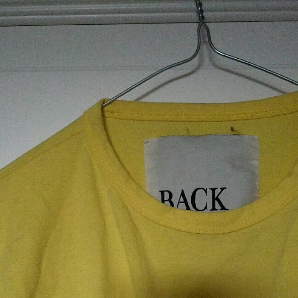 gul back-tshirt mkt sparsamt använd så i gott skick!!. T-shirts.
