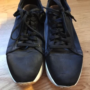  - Skor från Vagabond i glansigt material. Normalt skick. Använt mycket så en del slitningar. Men fortfarande snygga och sköna!  Frakt tillkommer. 