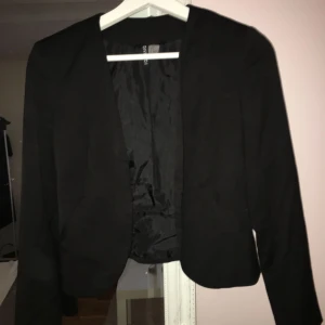  - Kavaj från H&M, i fint skick. Köparen står för frakt☺️
