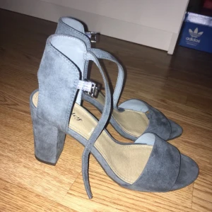  - Jätte sköna o fina klackar, använda ett par gånger bara. Köparen står för frakten 