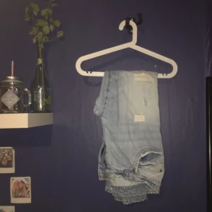  - skitsnygga boyfriend jeans. sparsamt använt, DOCK ett litet slitet hål precis vid insidan av låret och varsitt vid fickorna. (bild visar)
